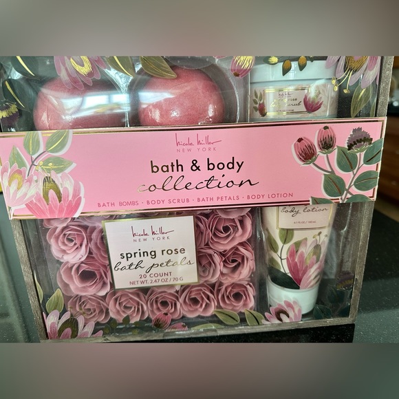 Gift Set - Nicole Miller Bath and Body Collection - New ingift Box - Picture 2 of 7